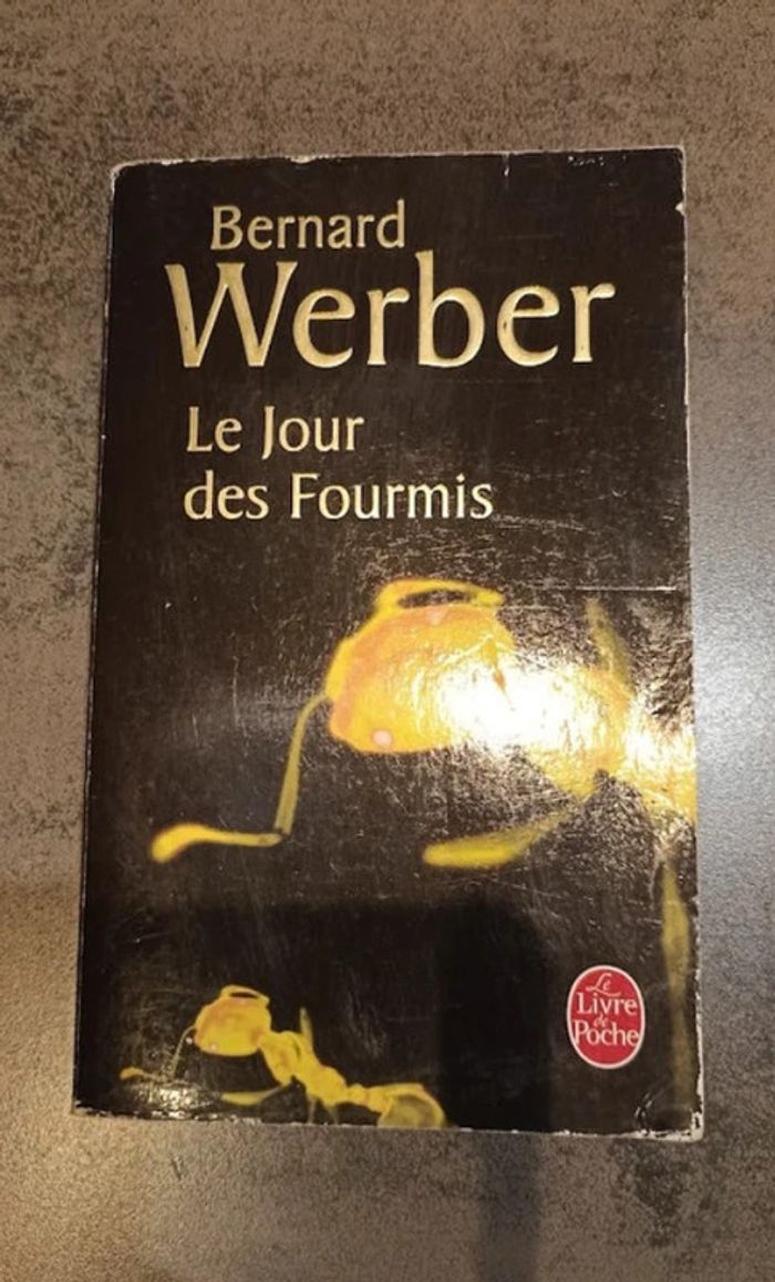 Livre de poche Le jour des fourmis Bernard Werber Bon état
