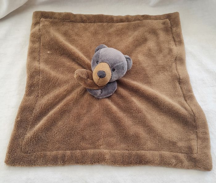 Doudou ours gris grelot carré plat marron - Carter's