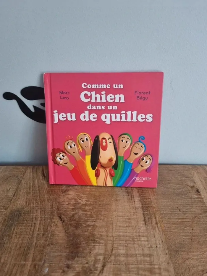 Livre enfant comme un chien dans un jeu de quilles