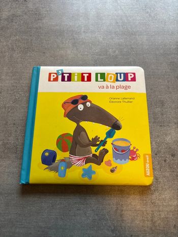 Livre petit loup va à la plage