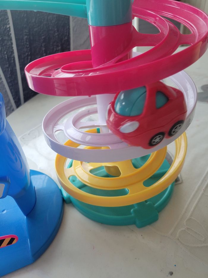 Petit  garage circuit en plastique avec 1 voiture - photo numéro 3