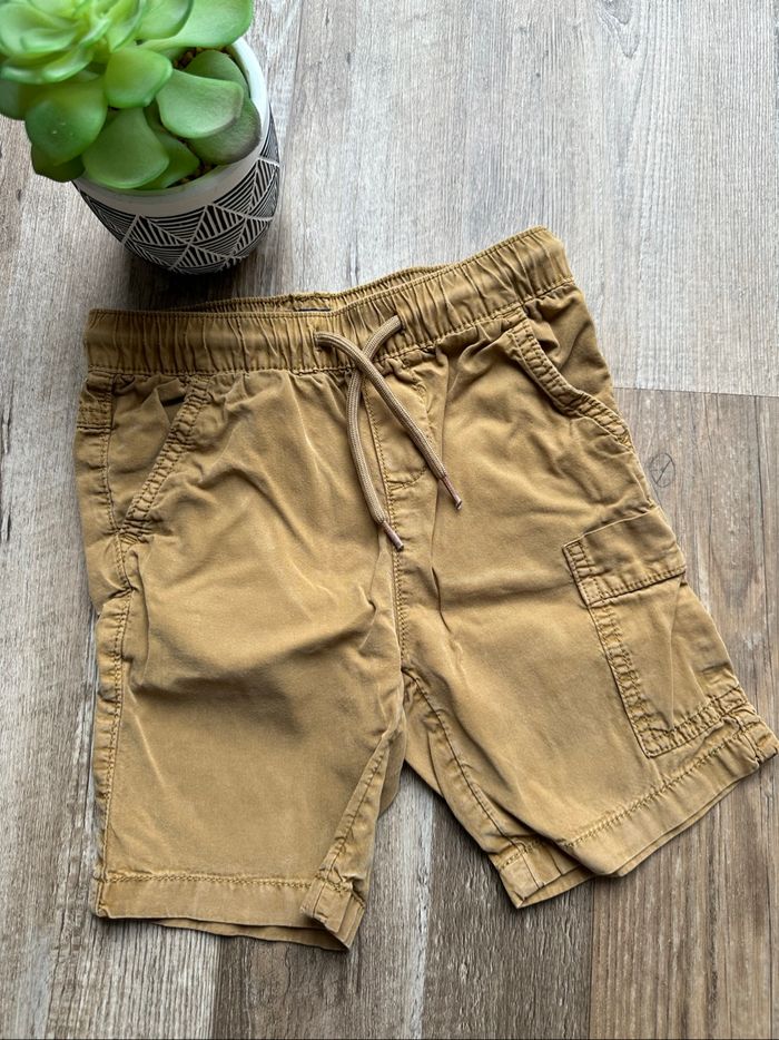 - Short Kiabi - 5 ans - Bon état, petite tache