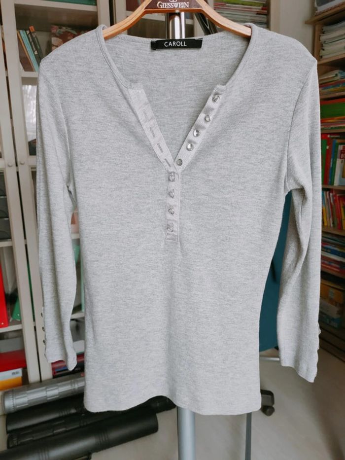 Top Caroll gris chiné, détails boutons, confort et style décontracté chic