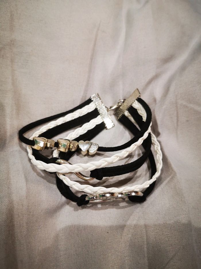 Bracelet noir et blanc à breloques - photo numéro 4