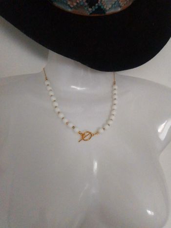 Collier de pierres blanches