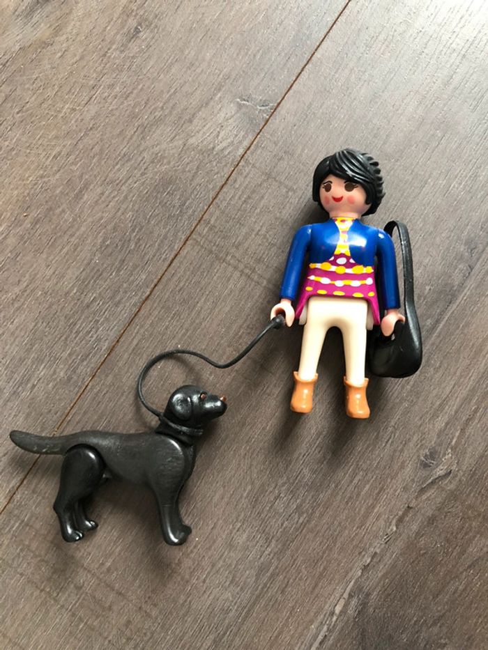 Dame playmobil promène son chien