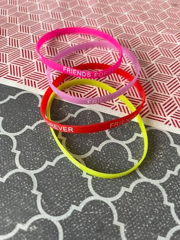 Lot 4 bracelets friends