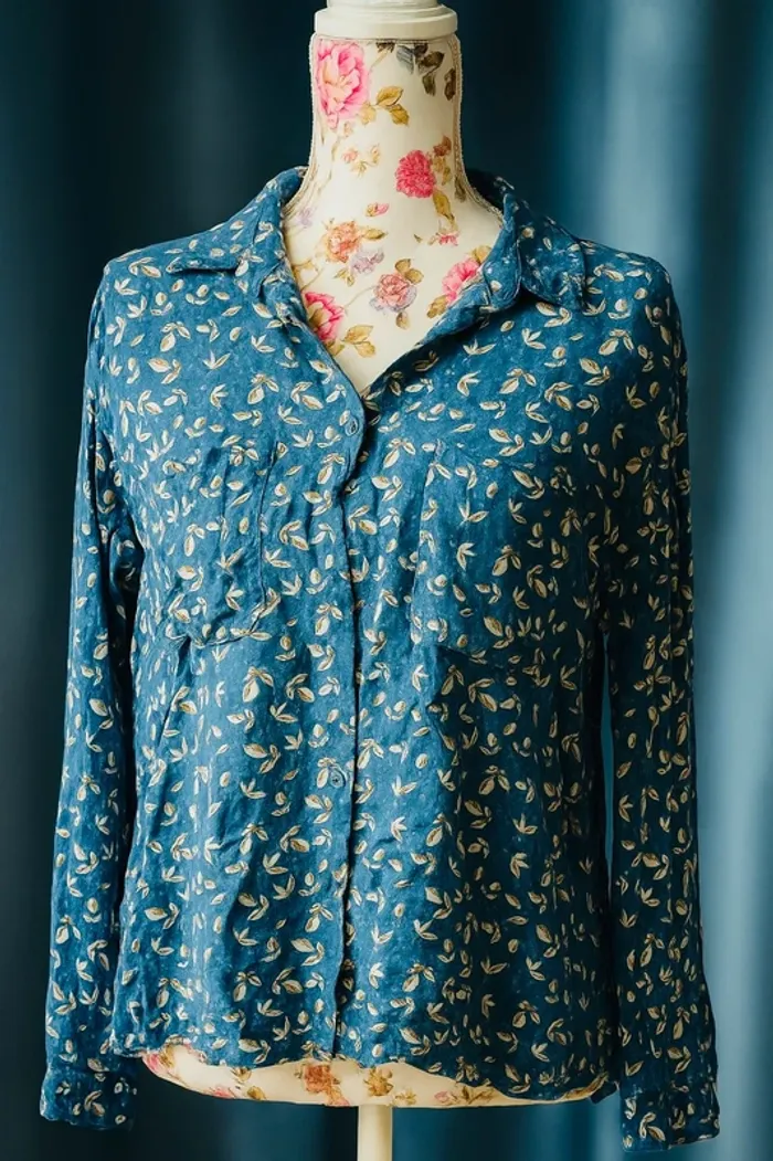 🌸 Chemisier bleu à motifs – Taille 38 🌸