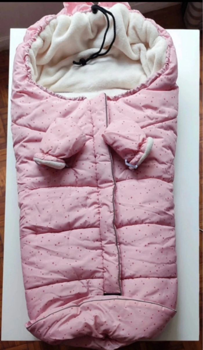 Chancelière universelle neuve , imperméable et doublée polaire  pour poussette avec des gants