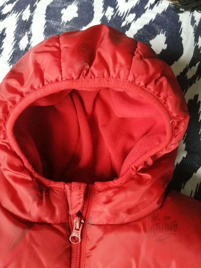 Manteau chaud, hiver, rouge, skate board, Kiabi, 5ans, 108/113cm - photo numéro 2