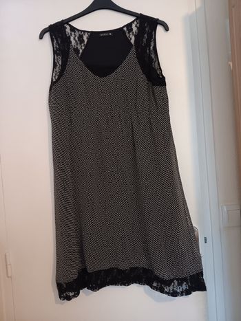 Robe en voile noir à pois blancs