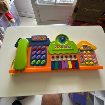 Piano musical coloré avec téléphone