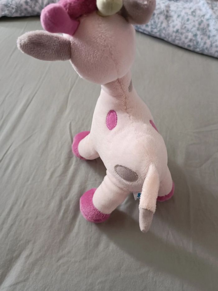 Lot girafe + hochet + bavoir et lange neuf - photo numéro 5