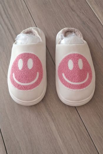 Chaussons pantoufles smiley confortable Mixte rose beige 