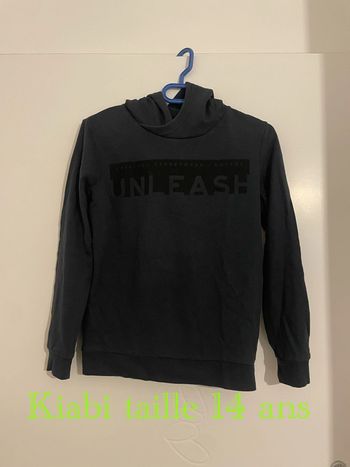 Sweat à manches longues à capuche bleu marine écriture noir kiabi taille 14 ans