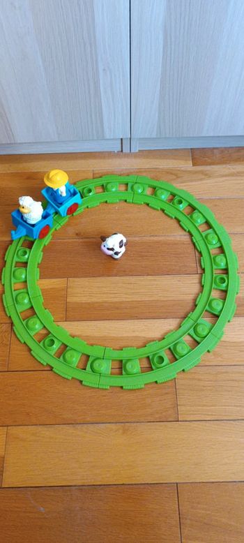 Rails en cercle, 2 remorques et 8 figurines