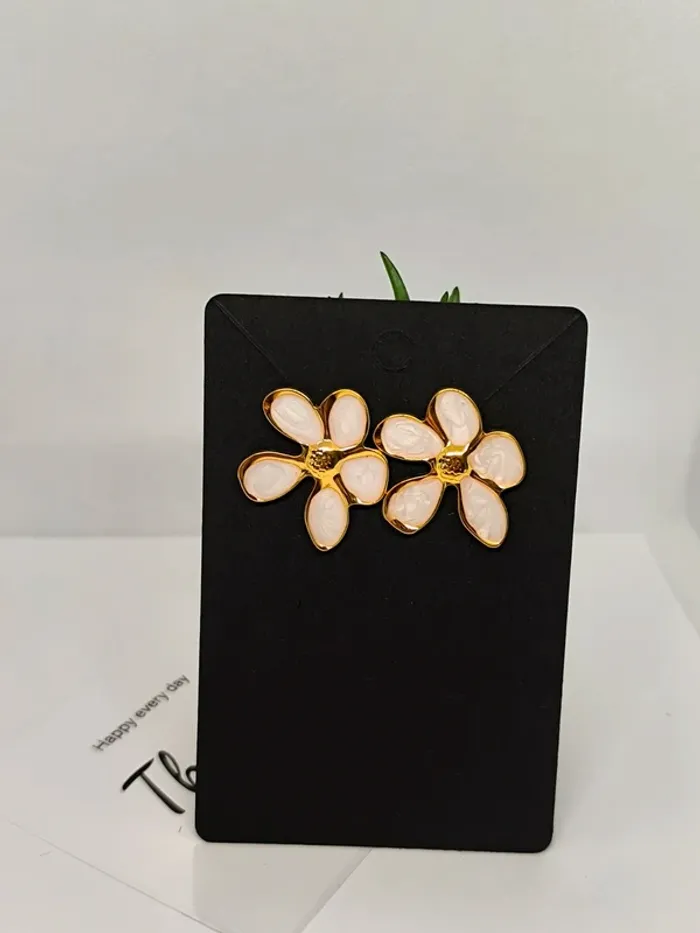 Boucles d'oreilles fleur dorées et blanches nacrées - photo numéro 2