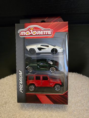 lot de 3 véhicules blanche noire et rouge majorette