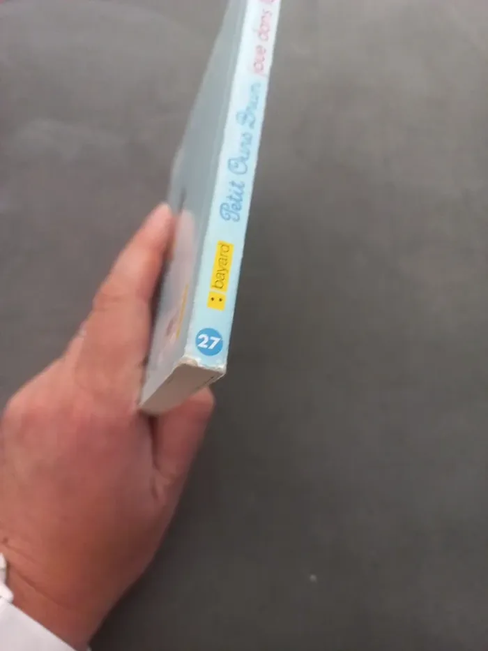 Livre cartonné petit ours brun joue dans la neige - photo numéro 3