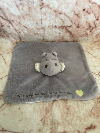 Doudou plat gris blanc Pour t’apprendre la tendresse cœur jaune Obaïbi Okaïdi