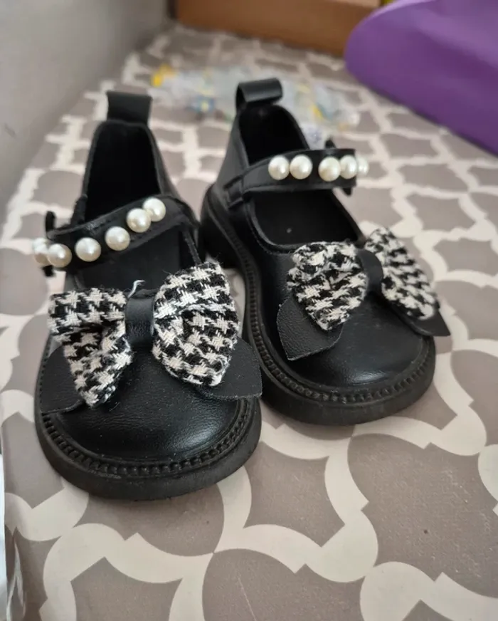 Chaussures noires avec perles, taille 23. - photo numéro 2