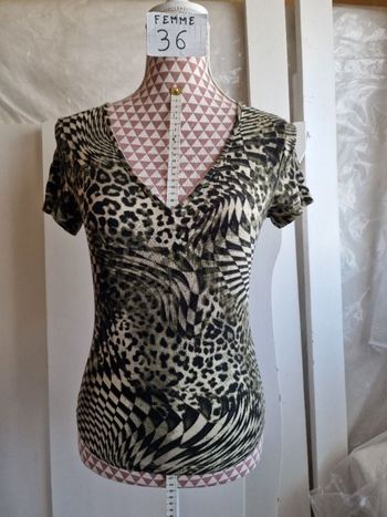 Tee-shirt, vert à motif léopard, en très très bon état, longueur 57cm, en polyester &elasthanne, mar