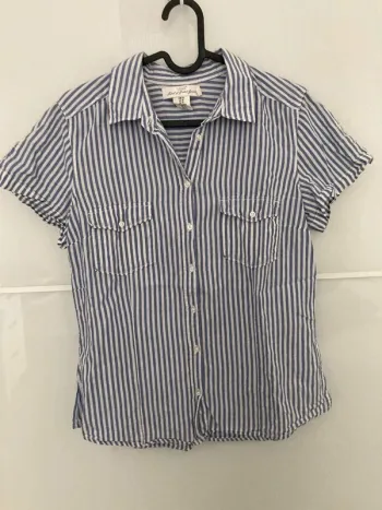 Chemise  à  rayures  blanche et bleue