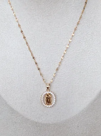 Collier doré Vierge Marie – Médaillon scintillant et symbolique