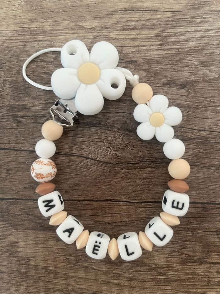 Attache tétine personnalisée Florale fleurs blanches - photo numéro 2