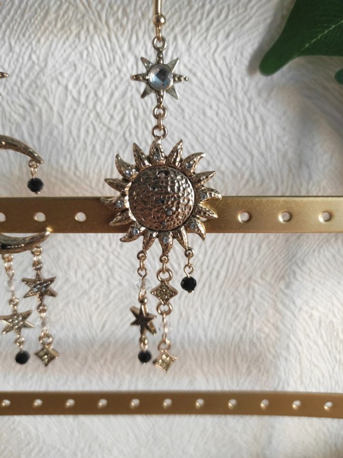 Boucles d’oreilles pendantes – Soleil & Lune dorées - photo numéro 4