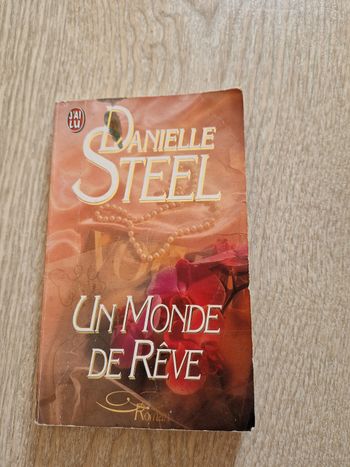 Livre Danielle Steel "Un monde de rêve "