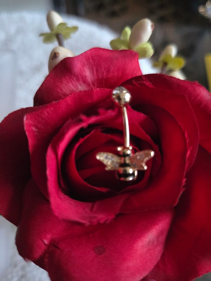 Piercing n9mbril acier gold abeille butineuse - photo numéro 1