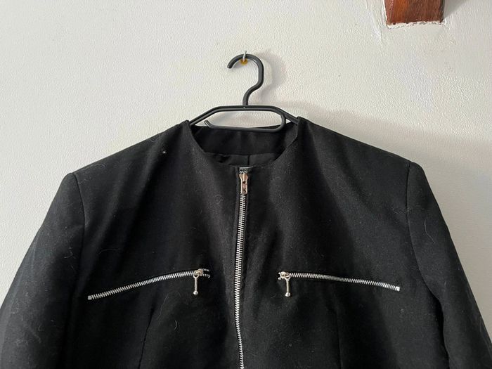 🌸 Jolie veste courtes noir avec épaulettes Taille M 🌸 - photo numéro 2