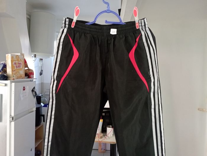 Bas  de survêtement adidas taille m. couleur noir et rouge très jolie - photo numéro 2