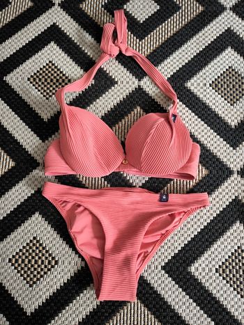 Maillot de bain taille 36 et 90C neuf