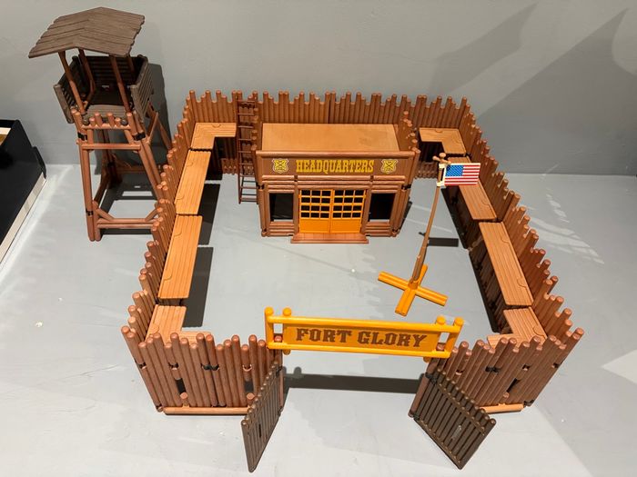 Playmobil Fort Glory Western vintage Cowboy Indien Fort avec tourelle de garde Drapeau US Quartier générale - photo numéro 2