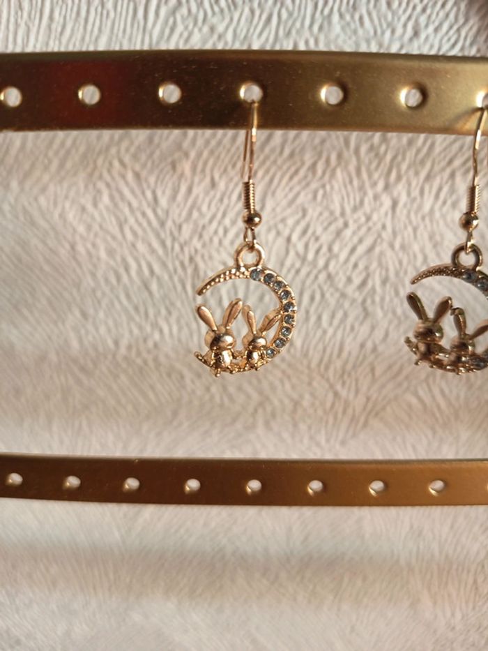 Boucles d’oreilles pendantes – Lune & lapins dorés - photo numéro 2