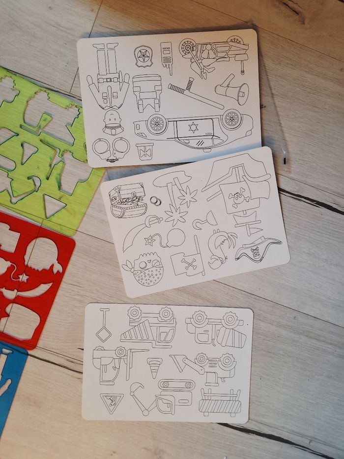 Règle de dessin pochoir à dessiner motifs police pirate véhicules chntier et coloriages - photo numéro 6