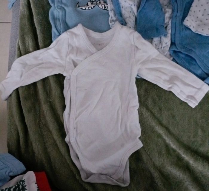 Lot bodies 3 mois - photo numéro 5