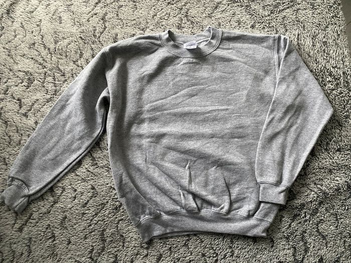 Pull gris - taille M (environ 10 / 12 ans)