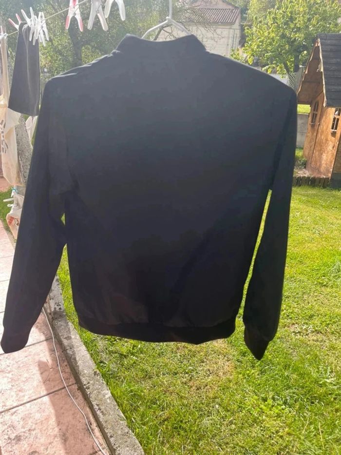 Blouson noir jamais porté taille 9-10ans - photo numéro 2