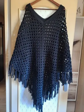 Poncho chaud fait main comme neuf noir TU qualité
