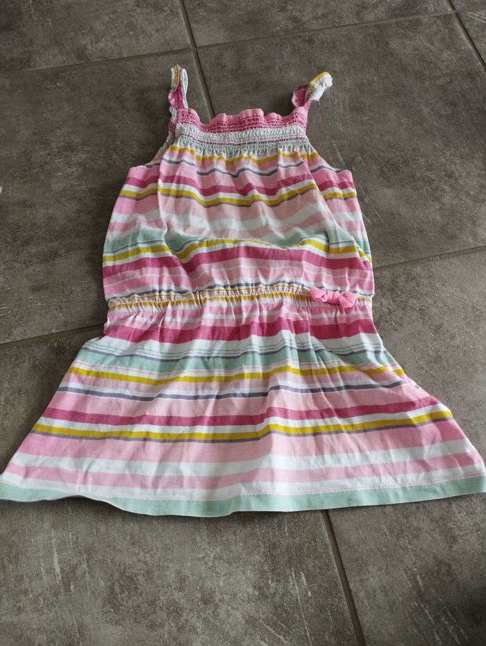 Lot de 30 habit filles, robe été, t-shirt manche longue et courte. - photo numéro 3