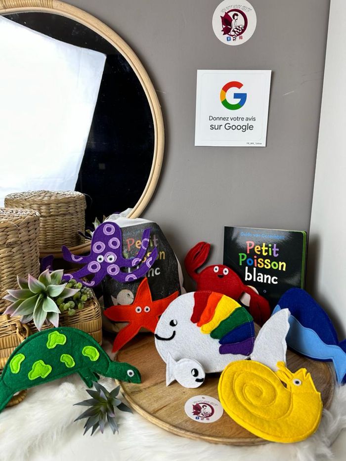 Petit poussin blanc et personnages peluches histoire