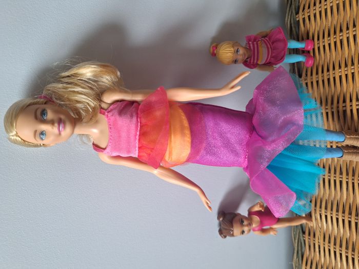 Barbie moderne et deux petites filles (neuves)