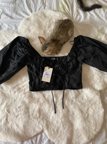 Joli top noir manches bouffantes