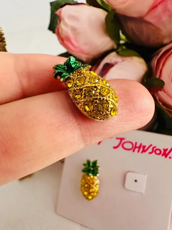 Boucles d’oreilles ananas Betsey Johnson – strass jaunes, émaillées vert – modèle 3D, outlet - photo numéro 8