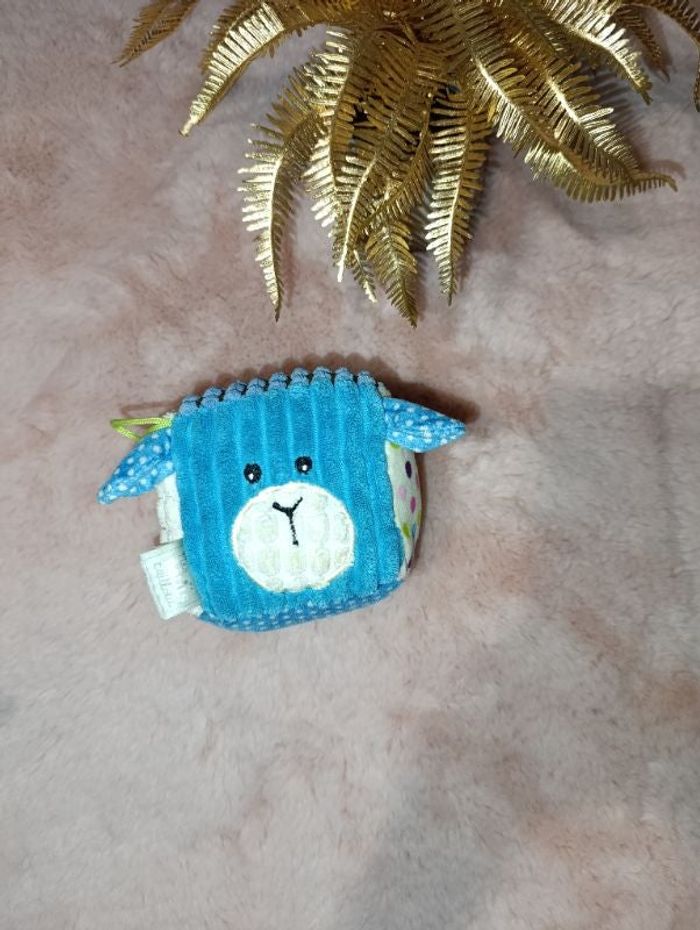 Cube sensoriel d'éveil