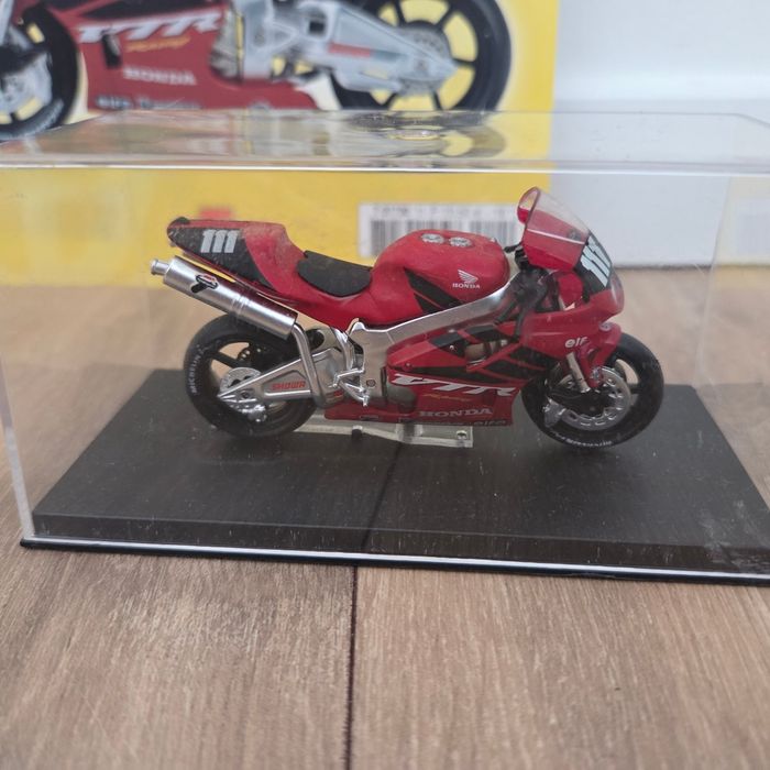 Moto 1:24 avec socle, vitrine et fascicule - photo numéro 2