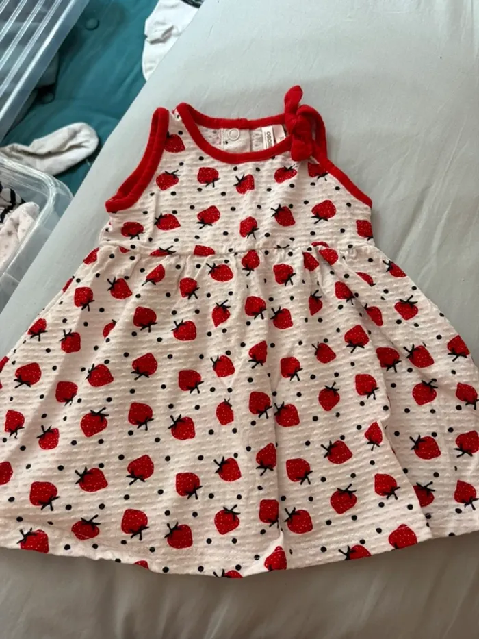 Robe fraises orchestra 3 mois
